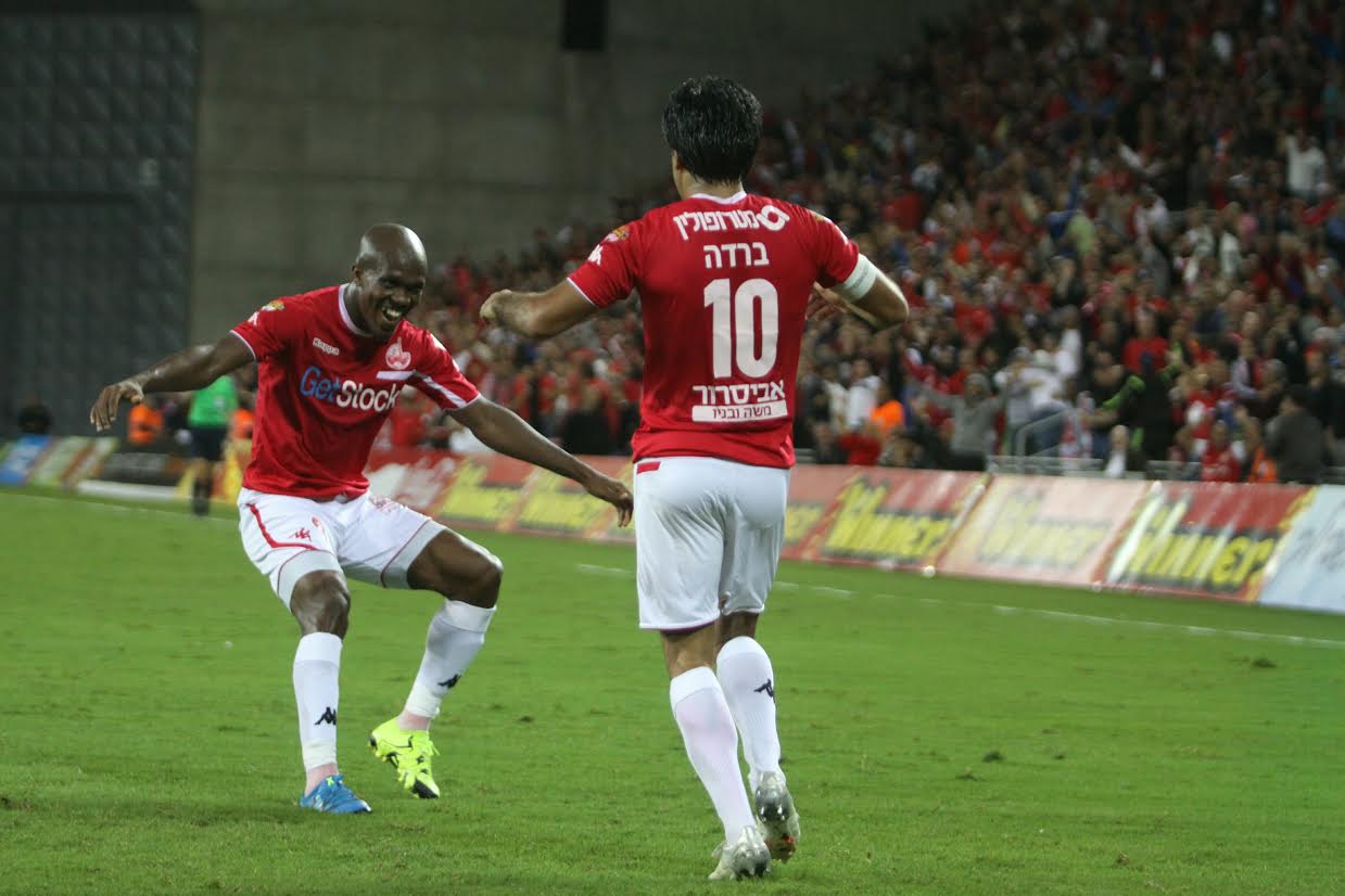 אליניב ברדה ואנתוני נוואקמה חוגגים מול מכבי פתח תקווה ב-3/10/15. הכובשים הראשונים (צילום: שי מוגילבסקי)